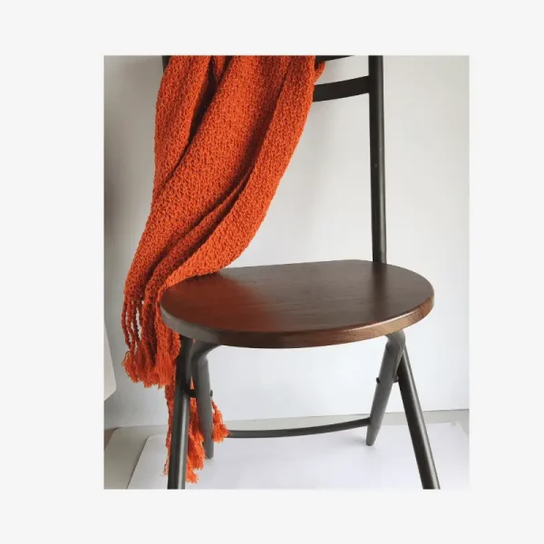 Bufanda tejida naranja para el invierno